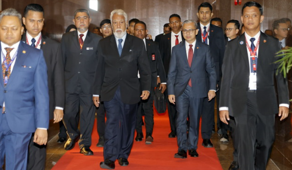 Perdana Menteri Timor-Leste, Kay Rala Xanana Gusmão diiringi Menteri Komunikasi, Datuk Fahmi Fadzil sebaik tiba di Malaysia hari ini bagi menghadiri Sidang Kemuncak ASEAN ke-47 dan mesyuarat-mesyuarat berkaitan / BERNAMA
